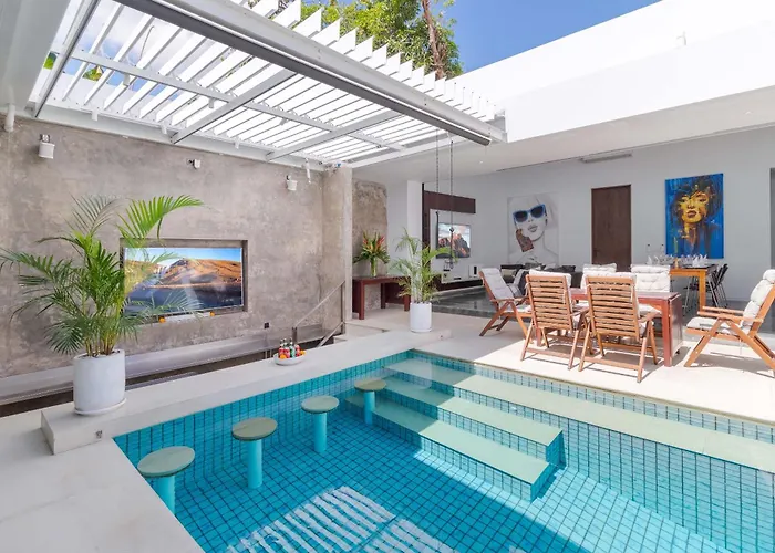 Stylish 3br With Swim-up Bar In Villa Seminyak