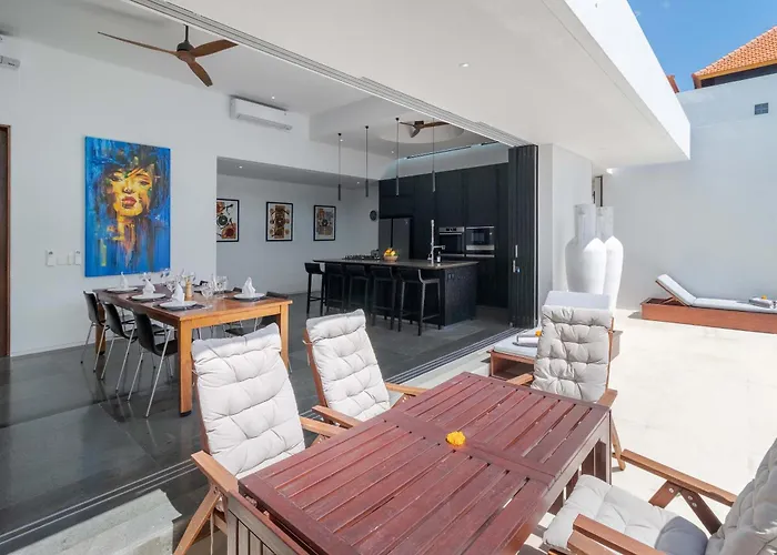 Stylish 3br With Swim-up Bar In