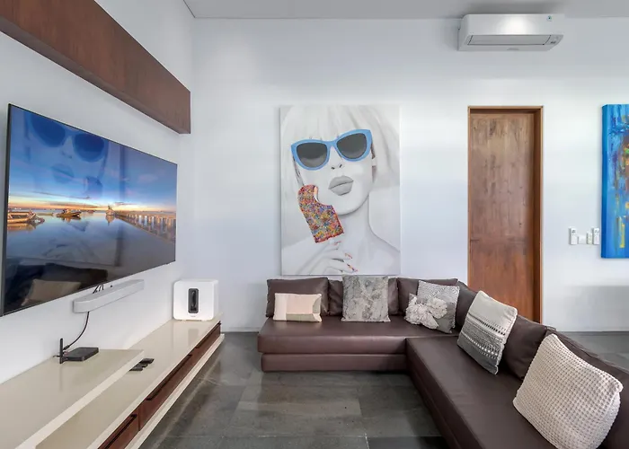 Stylish 3br With Swim-up Bar In Villa