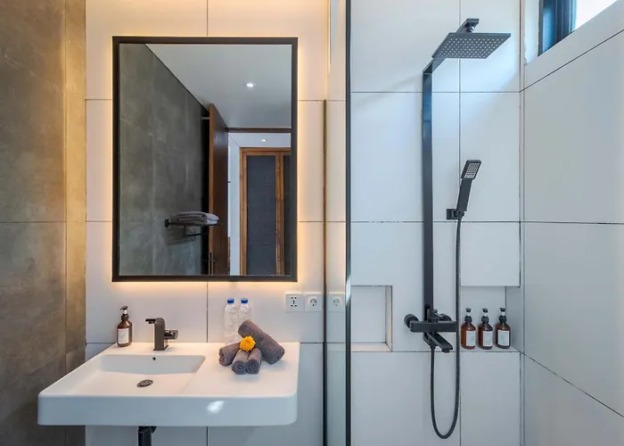 Stylish 3br With Swim-up Bar In *