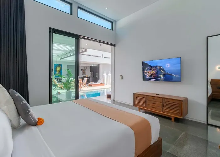 Stylish 3br With Swim-up Bar In Seminyak