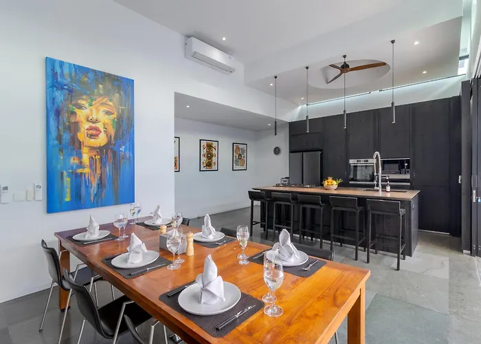 Stylish 3br With Swim-up Bar In Seminyak