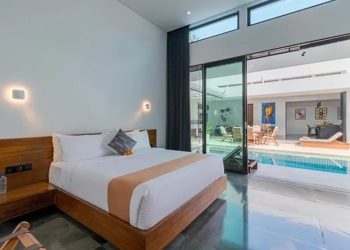 Stylish 3br With Swim-up Bar In Villa