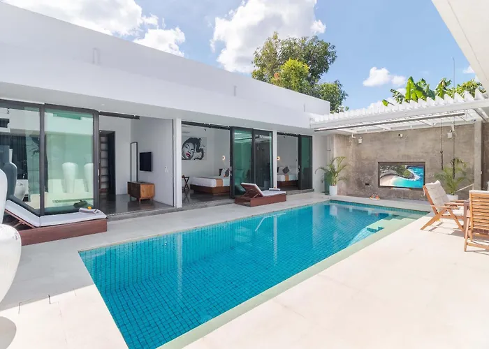 Stylish 3br With Swim-up Bar In Villa