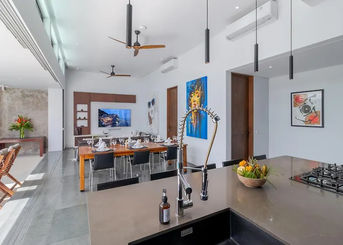 Stylish 3br With Swim-up Bar In Seminyak