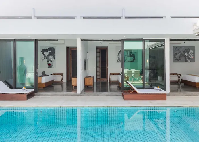 Stylish 3br With Swim-up Bar In Villa