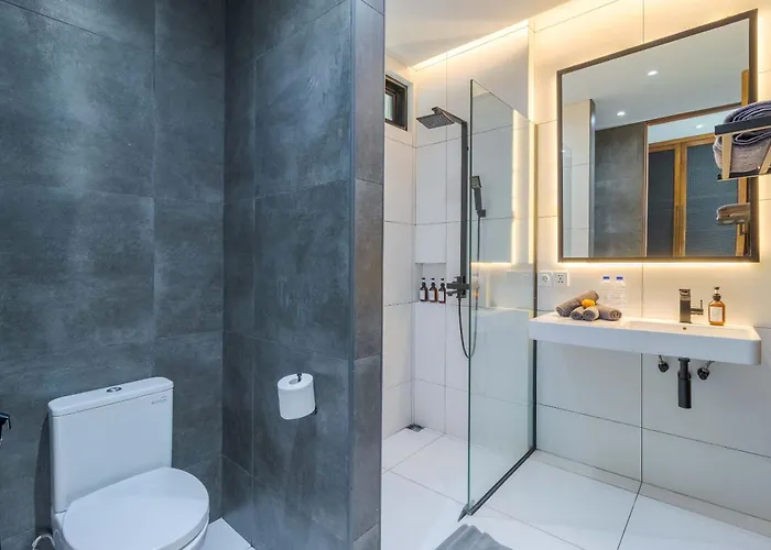 Stylish 3br With Swim-up Bar In Villa *