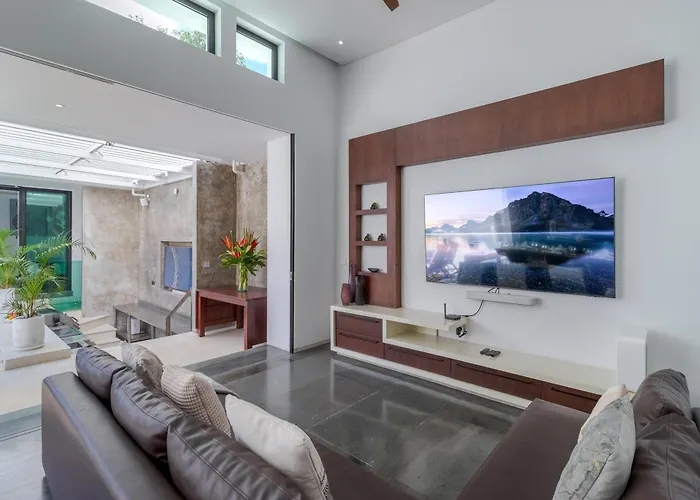 Stylish 3br With Swim-up Bar In Seminyak