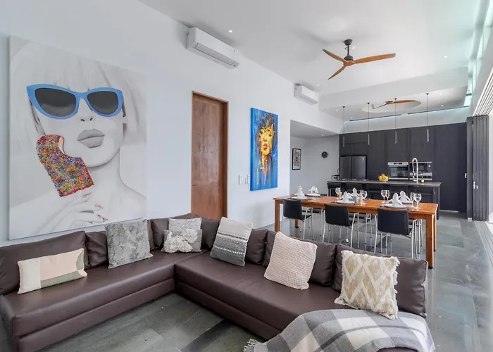 Stylish 3br With Swim-up Bar In Villa