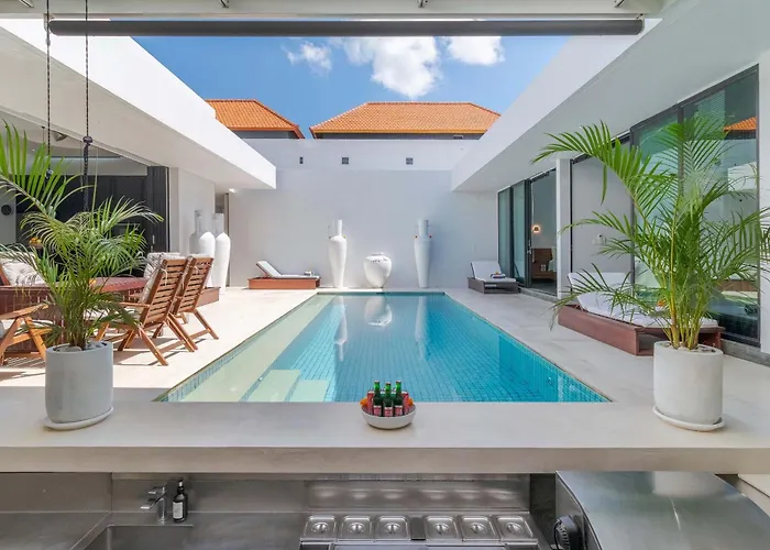 Stylish 3br With Swim-up Bar In Seminyak
