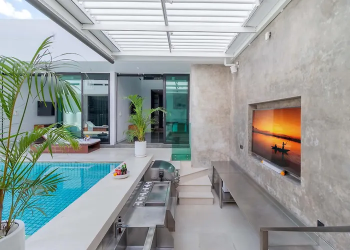 Stylish 3br With Swim-up Bar In * Seminyak