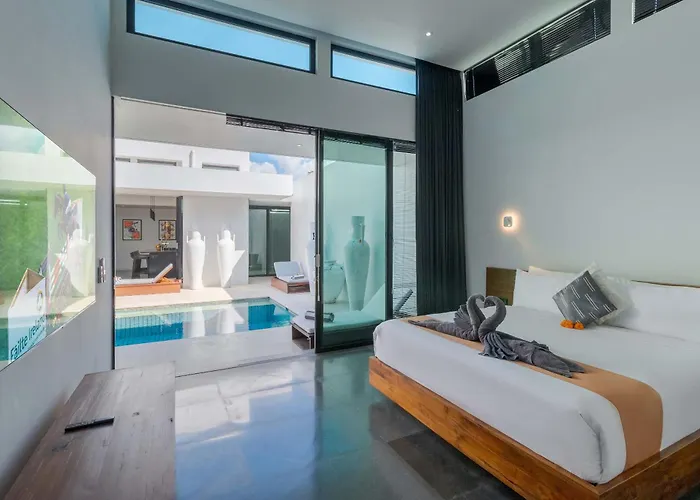 Stylish 3br With Swim-up Bar In