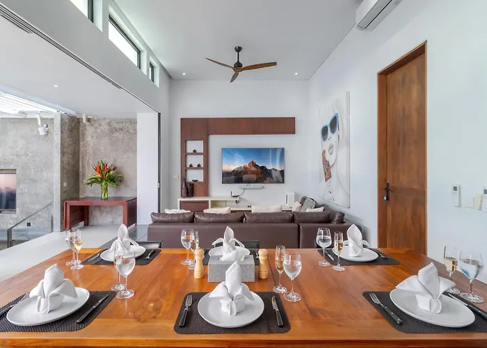 Stylish 3br With Swim-up Bar In Villa