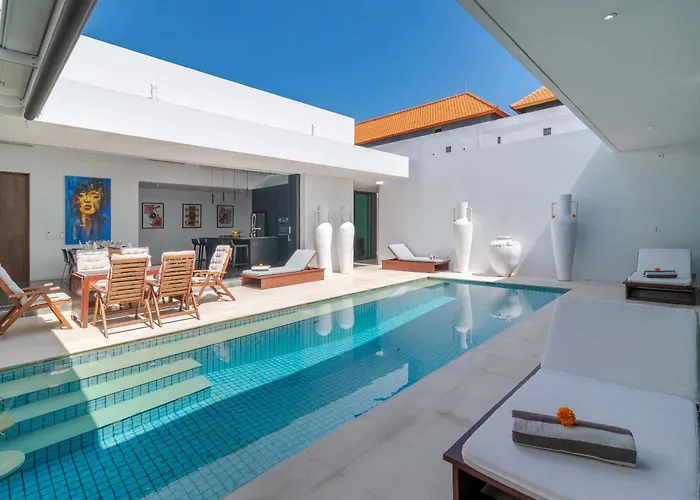 Stylish 3br With Swim-up Bar In Villa *