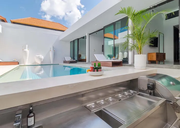 Stylish 3br With Swim-up Bar In Seminyak