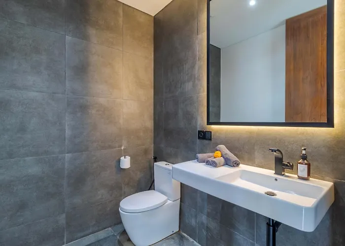 Stylish 3br With Swim-up Bar In