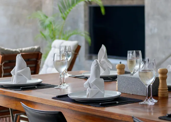Stylish 3br With Swim-up Bar In Villa *