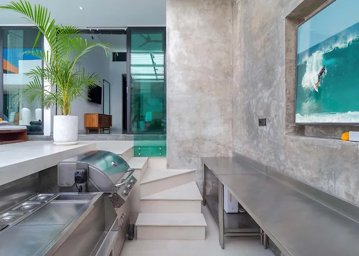 Stylish 3br With Swim-up Bar In Villa Seminyak