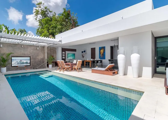 Stylish 3br With Swim-up Bar In Villa Seminyak