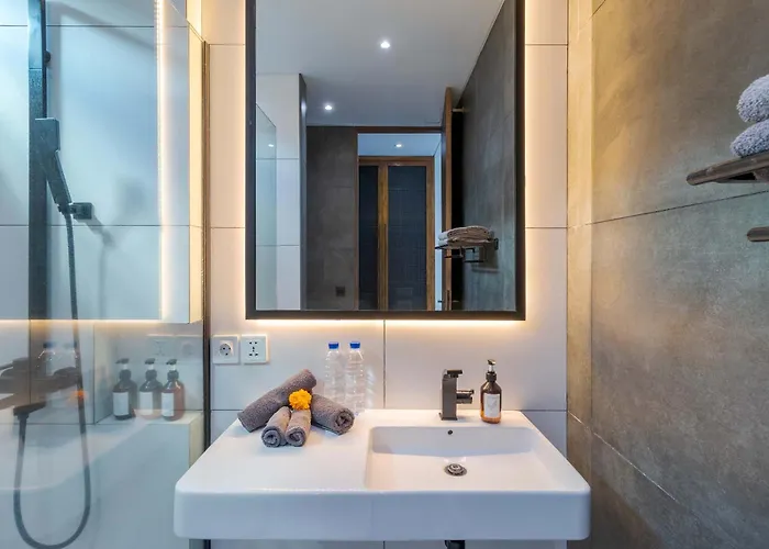Stylish 3br With Swim-up Bar In Seminyak