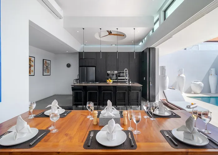Stylish 3br With Swim-up Bar In * Seminyak