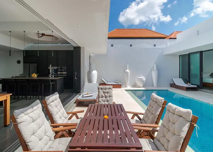 Stylish 3br With Swim-up Bar In Villa Seminyak