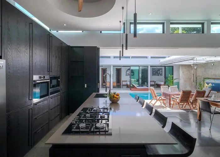 Stylish 3br With Swim-up Bar In Villa