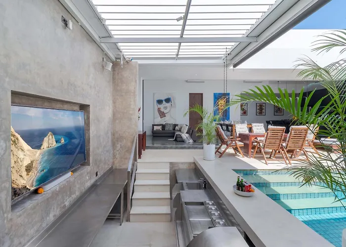 Stylish 3br With Swim-up Bar In *